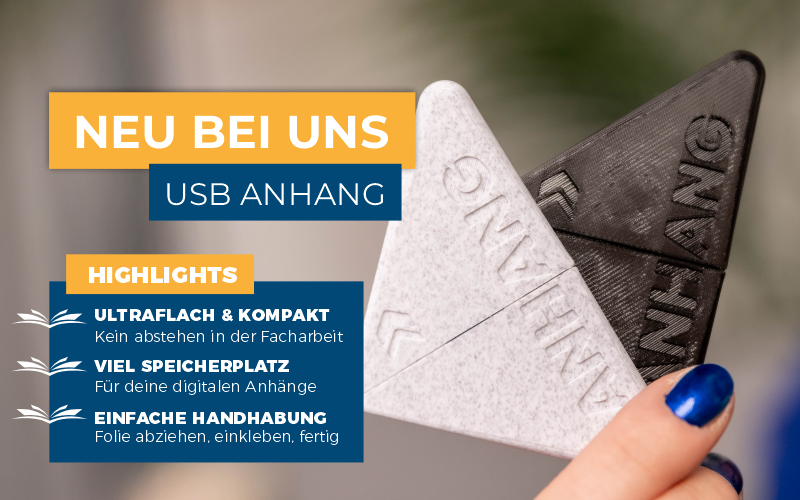 Eine Hand hält zwei dreieckige, flache USB-Sticks in Schwarz und Weiß. Die flachen Sticks sind mit dem Wort 'ANHANG' geprägt. Daneben befindet sich ein Werbebanner mit der Überschrift 'NEU BEI UNS - USB ANHANG' und einer Liste von Highlights, die die ultraflache, kompakte Bauweise, den großen Speicherplatz und die einfache Handhabung hervorheben.